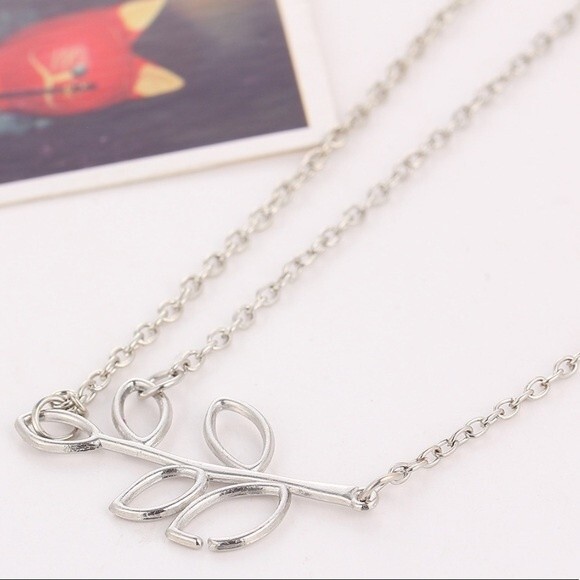 Tree Leaf Layered Necklace - Picture 3 of 3